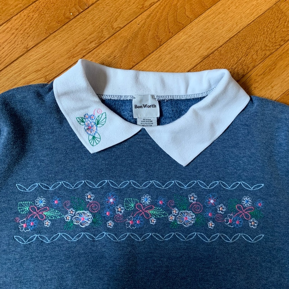 Vintage 90’s collard Bon Worth crew neck with stitched flower pattern.
